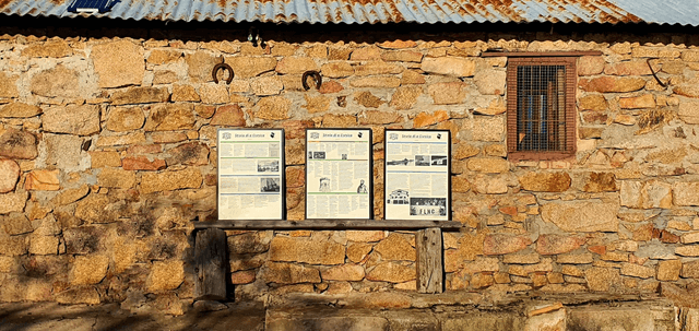 Frise triptyque avec cadre.  Dimensions : 59.4 x 42 cm.